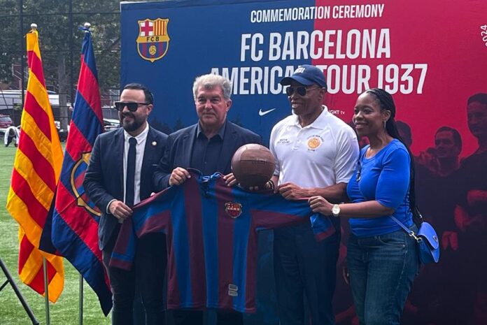Eric Adams, alcalde de Nueva York; y Rita Joseph, concejala de Nueva York durante el tributo al equipo culé Eric Adams, alcalde de Nueva York; y Rita Joseph, concejala de Nueva York durante el tributo al equipo culé