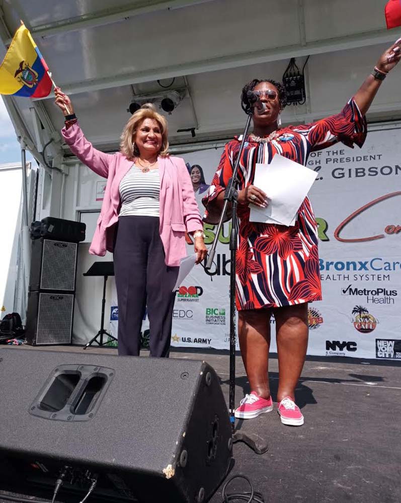 Hon. Vanessa L. Gibson con la bandera de EstadosUnidos, junto a la l&iacute;der y activista ecuatoriana Dra. Charito Cisneros, mentora de la
realizaci&oacute;n de esta actividad.