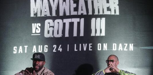 Floyd Mayweather Jr (i) y John Gotti III, participan en una rueda de prensa