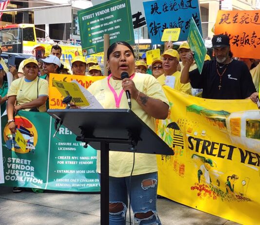 Guadalupe Sosa, vendedora ambulante, habla durante una manifestación de vendedores ambulantes