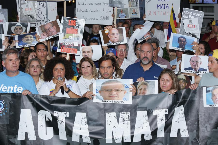 La coordinadora en el exterior del partido Vente de Machado, María Teresa Morín (2-i), habla durante la concentración de venezolanos