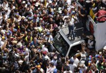 Machado dice que manifestación mundial por González Urrutia marcó una "gran victoria" La líder de la oposición venezolana María Corina Machado (d) pronuncia un discurso frente a seguidores