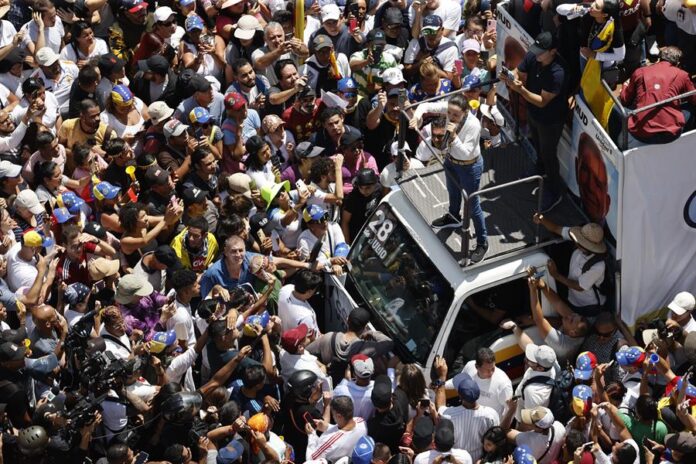 La líder de la oposición venezolana María Corina Machado (d) pronuncia un discurso frente a seguidores La líder de la oposición venezolana María Corina Machado (d) pronuncia un discurso frente a seguidores
