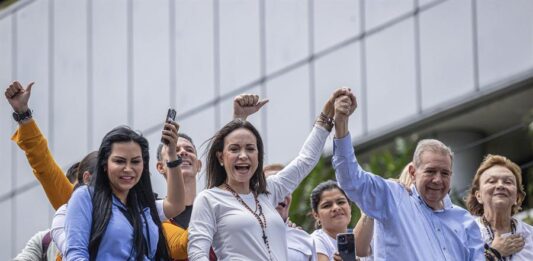 La líder opositora venezolana María Corina Machado (2-i) y el candidato a la presidencia de Venezuela Edmundo González Urrutia (2)
