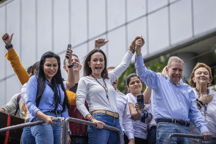 La líder opositora venezolana María Corina Machado (2-i) y el candidato a la presidencia de Venezuela Edmundo González Urrutia (2) La líder opositora venezolana María Corina Machado (2-i) y el candidato a la presidencia de Venezuela Edmundo González Urrutia (2)