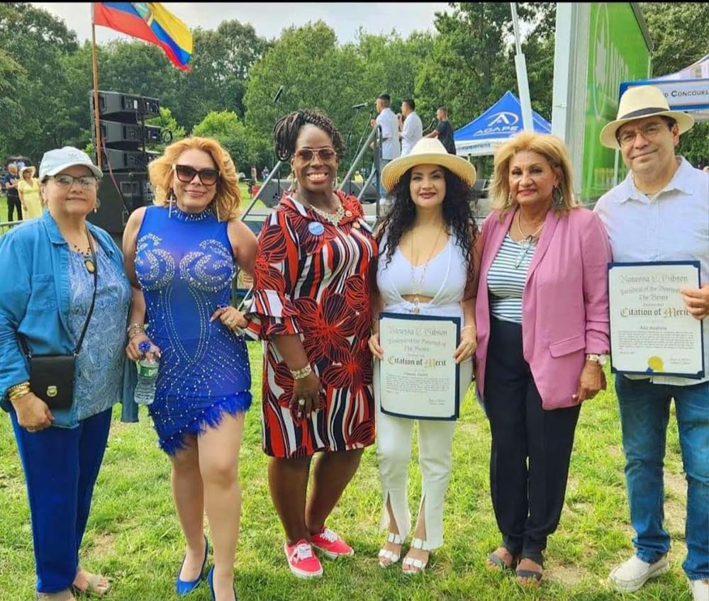 La presidenta Gibson junto a Charito Cisneros,