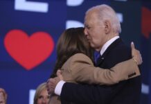 Biden habla por teléfono con Harris poco antes de que acepte la nominación demócrata La vicepresidenta estadounidense Kamala Harris abraza al presidente Joe Biden