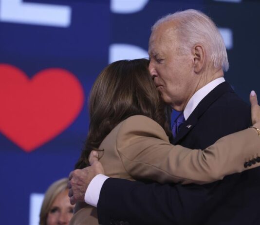 La vicepresidenta estadounidense Kamala Harris abraza al presidente Joe Biden
