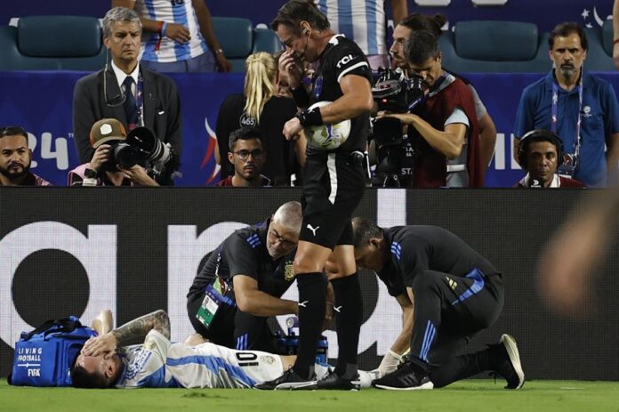 Lionel Messi de Argentina atendido luego de una lesión en la final de la Copa América