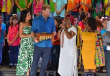 Los duques de Sussex Harry (2-i) y Meghan (i) reciben un premio de la cantante Nidia Góngora (2-d) y la vicepresidenta colombiana Francia Márquez