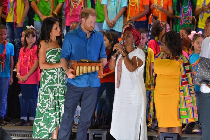 Los duques de Sussex Harry (2-i) y Meghan (i) reciben un premio de la cantante Nidia Góngora (2-d) y la vicepresidenta colombiana Francia Márquez