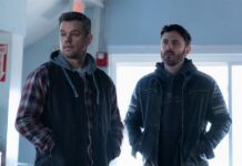 Matt Damon (i) como Rory y Casey Affleck (d) como Cobby, durante una escena de la película 'The Instigators