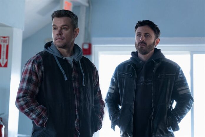 Matt Damon (i) como Rory y Casey Affleck (d) como Cobby, durante una escena de la película 'The Instigators