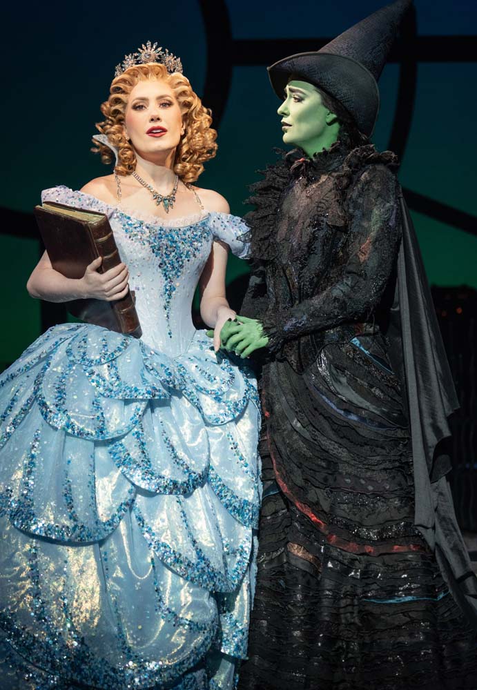 La relaci&oacute;n entre Elphaba y Glinda es central en WICKED y verla desarrollarse a lo largo del espect&aacute;culo es una experiencia profundamente emocional. Desde su encuentro inicial, lleno de desconfianza y malentendidos, hasta la construcci&oacute;n de una amistad genuina y conmovedora, sus interacciones est&aacute;n llenas de matices y complejidades.