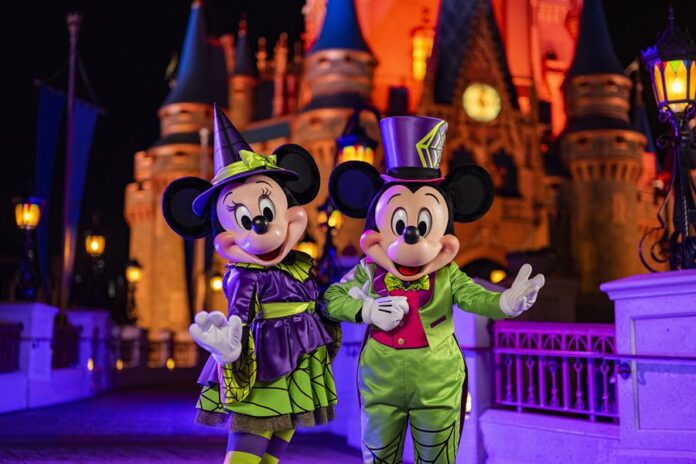 Mickey y Minnie Mouse vestidos con atuendos de Halloween en el parque Magic Kingdom