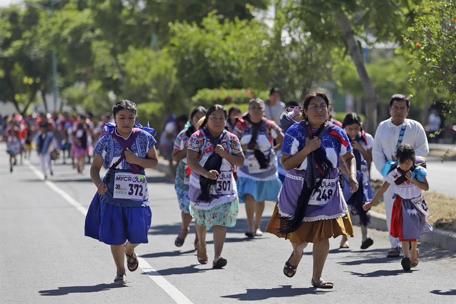 Mujeres coape&ntilde;as corren en la tradicional 'Carrera de la Tortilla' este domingo, en el poblado de Santa Mar&iacute;a Coapan