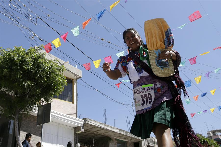Mujeres coape&ntilde;as participan en la tradicional 'Carrera de la Tortilla' (1)