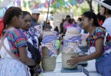 Mujeres coapeñas participan en la tradicional 'Carrera de la Tortilla' (2)