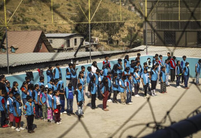 Niños migrantes participan en una ceremonia de graduación este viernes en la escuela Ciudad de Dios (1)