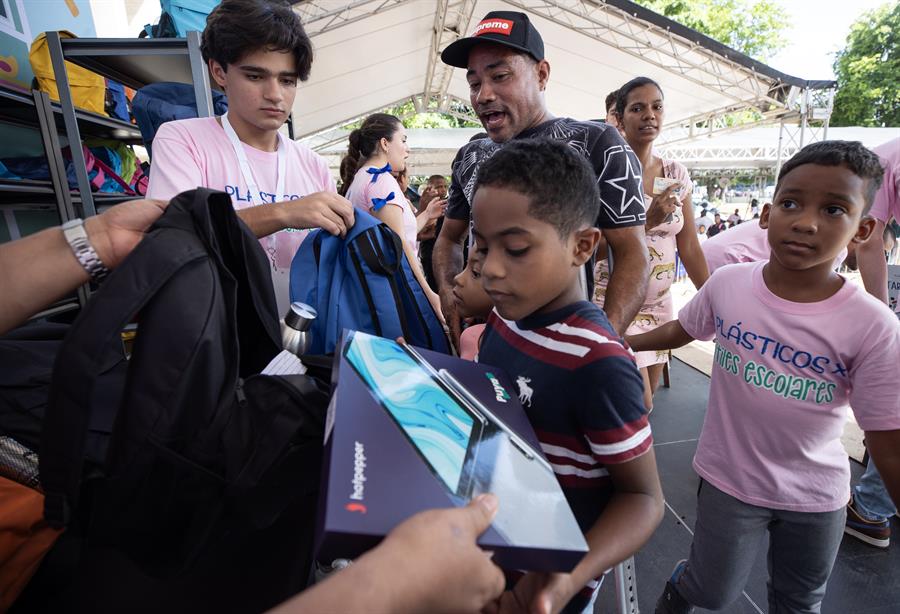 Personas participan en la jornada Plásticos por Útiles Escolares que organiza la Alcaldía del Distrito Nacional, (2)