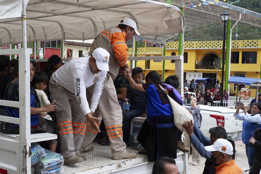 Pobladores de la localidad La Esperanza abordan camiones de Protecci&oacute;n Civil para trasladarse a sus hogares (2)