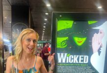 WICKED me dejó encantada con su magia y emoción La última vez que asistí a WICKED me dejó con un sinfín de emociones. Al comenzar el espectáculo, pude sentir cómo mi corazón se aceleraba con la expectativa de lo que estaba por venir. Las primeras notas musicales me envolvieron, y pronto me encontré tarareando junto con el elenco, recordando las letras de canciones que había amado durante años. La energía en el teatro era palpable; todos los presentes parecían compartir la misma anticipación y emoción.