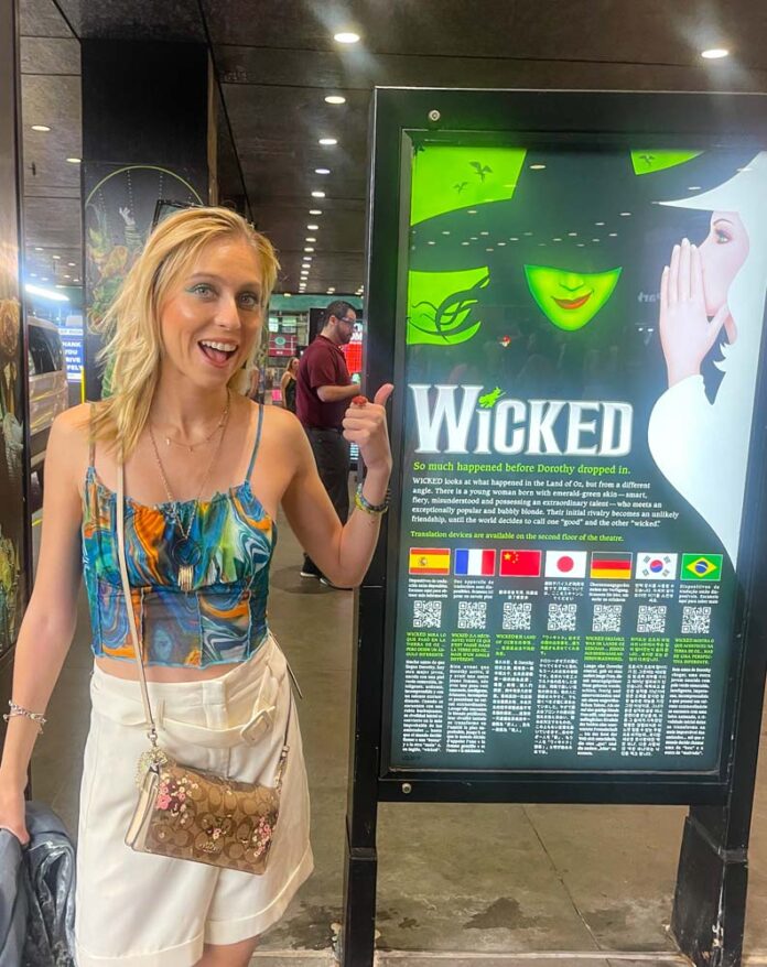 La última vez que asistí a WICKED me dejó con un sinfín de emociones. Al comenzar el espectáculo, pude sentir cómo mi corazón se aceleraba con la expectativa de lo que estaba por venir. Las primeras notas musicales me envolvieron, y pronto me encontré tarareando junto con el elenco, recordando las letras de canciones que había amado durante años. La energía en el teatro era palpable; todos los presentes parecían compartir la misma anticipación y emoción.