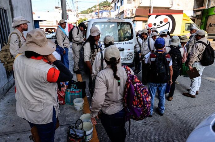 Trabajadores de la Secretaria de Salud (SSa) se preparan para una jornada de prevención de propagación del dengue