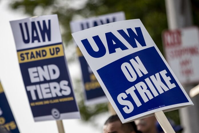 United Auto Workers union extends strike throughout the US United Auto Workers union extends strike throughout the US