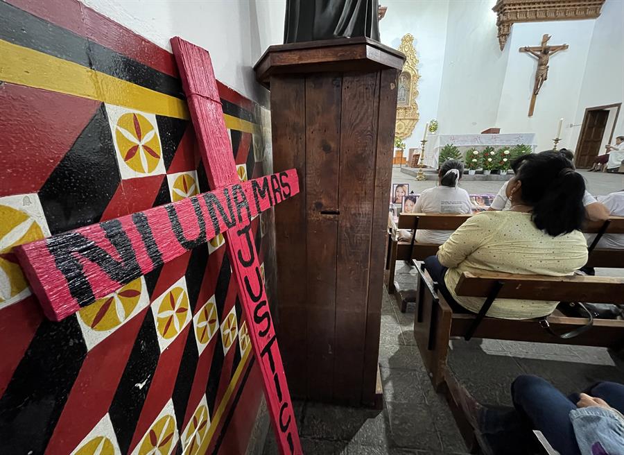 Varias personas participan en una misa para recordar a personas desaparecidas (2)