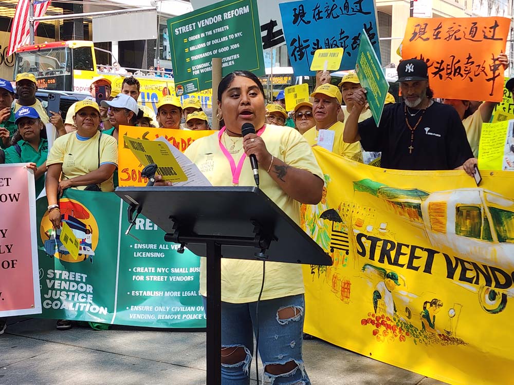 Guadalupe Sosa, vendedora ambulante, habla durante una manifestaci&oacute;n de vendedores ambulantes este jueves frente a la Alcald&iacute;a de Nueva York (Estados Unidos). Cientos de vendedores ambulantes en Nueva York, la mayor&iacute;a inmigrantes, exigieron a la Administraci&oacute;n local aprobar un paquete de reformas que les garantice el acceso a licencias comerciales, lo que frenar&iacute;a las multas y la confiscaci&oacute;n de mercanc&iacute;a que afrontan. 