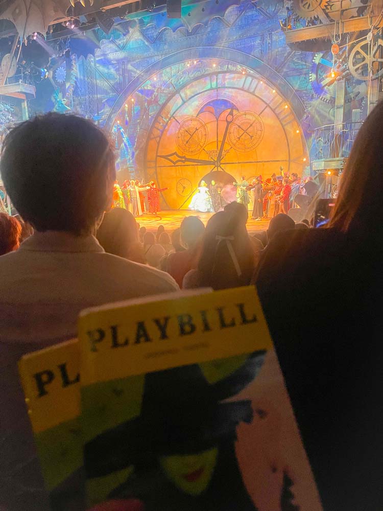 Como alguien que creci&oacute; en Nueva York, rodeada de la rica cultura teatral de la ciudad, WICKED siempre ha tenido un lugar especial en mi coraz&oacute;n. La obra me ha acompa&ntilde;ado desde mi infancia hasta la adultez, y cada vez que la veo, descubro algo nuevo y emocionante. 