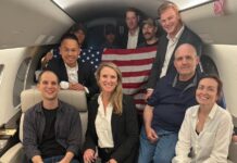 EEUU y Rusia realizan el mayor canje de prisioneros desde la Guerra Fría americanos detenidos en Rusia en el avión de regreso a Estados Unidos