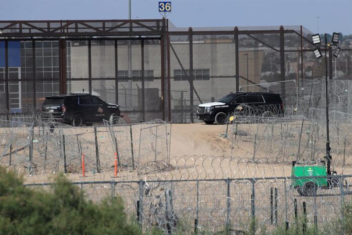 barricadas de alambre de púas, en el muro fronterizo desde Ciudad Juárez (2)