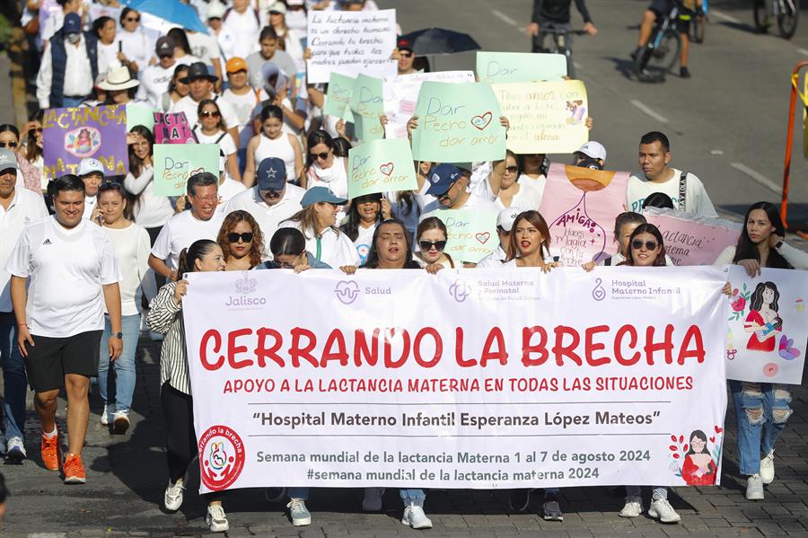 caminata de organizaciones civiles y sector salud para visibilizar la importancia de la lactancia materna,