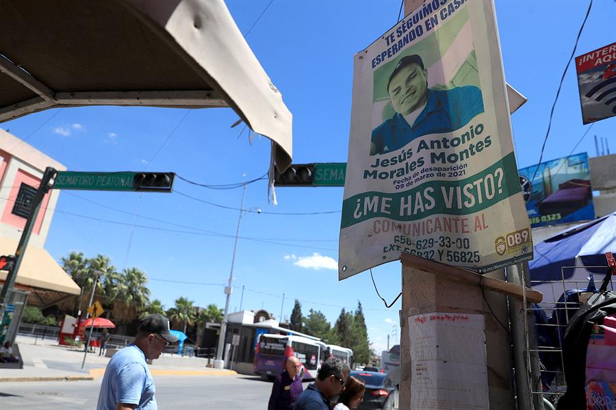cartel de b&uacute;squeda de personas desaparecidas este jueves, en calles de Ciudad Ju&aacute;rez (1)
