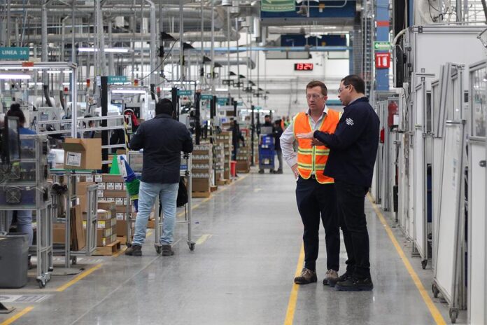 empleados trabajando en una fábrica de la ciudad de Monterrey empleados