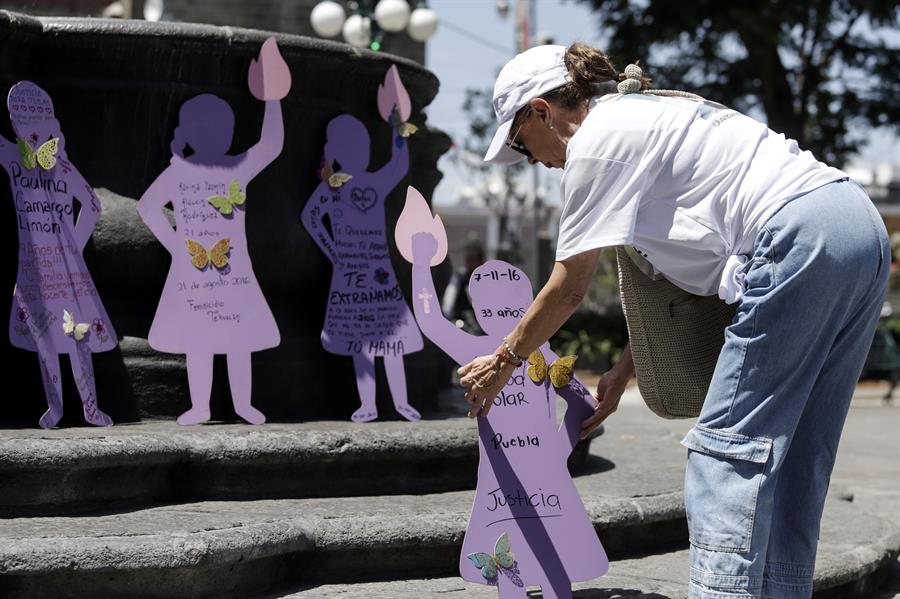 escriben nombres de personas desaparecidas en una silueta de madera (1)