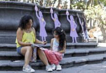 escriben nombres de personas desaparecidas en una silueta de madera (3)