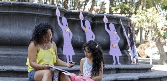 escriben nombres de personas desaparecidas en una silueta de madera (3)