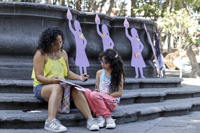 escriben nombres de personas desaparecidas en una silueta de madera (3) escriben nombres de personas desaparecidas en una silueta de madera (3)