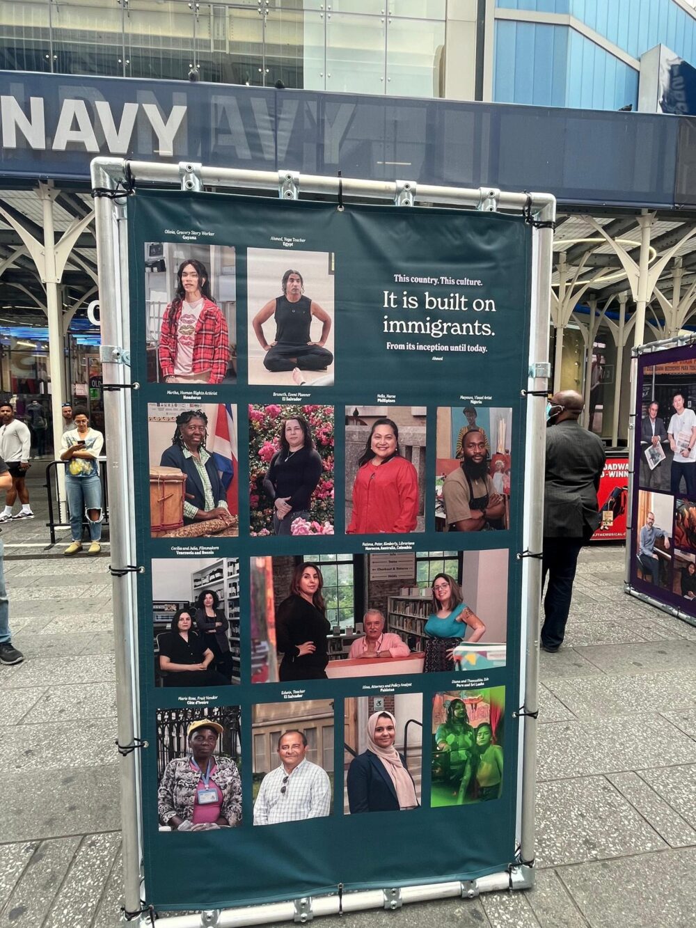 Una serie de retratos de inmigrantes adorna Times Square para fomentar la inclusión