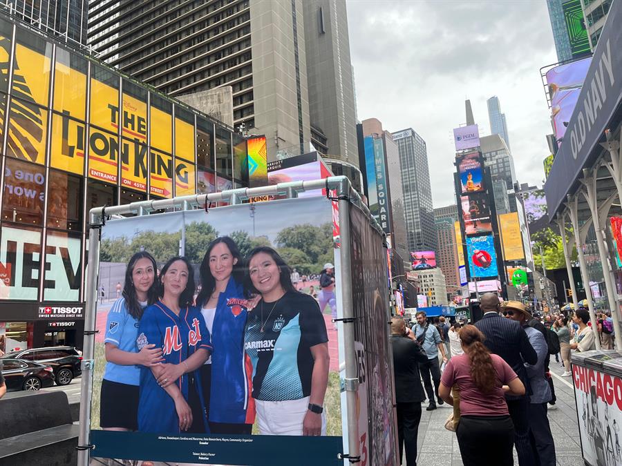 fotografías de personas inmigrantes, como parte de la muestra 'New York Proud', (4)