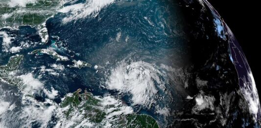 localización de la tormenta tropical Ernesto en el Atlántico.