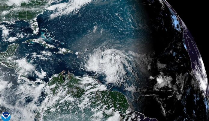 localización de la tormenta tropical Ernesto en el Atlántico.