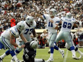 los Cowboys de Dallas lanzando un balón contra los Raiders de Oakland