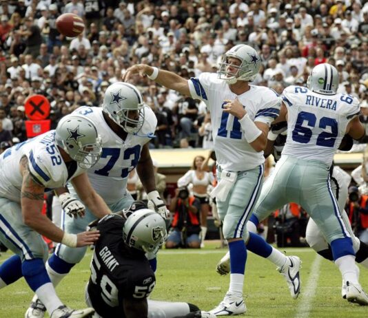 los Cowboys de Dallas lanzando un balón contra los Raiders de Oakland