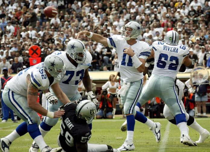 los Cowboys de Dallas lanzando un balón contra los Raiders de Oakland