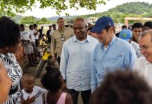 los ministros de relaciones exteriores de Colombia, Luis Gilberto Murillo (c) y de Panamá, Javier Martínez-Acha Vásquez