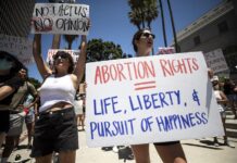 Cuatro años después, el fin de la protección federal al aborto sigue impactando a EE.UU. manifestantes sosteniendo carteles durante una protesta a favor del aborto en Los Ángeles